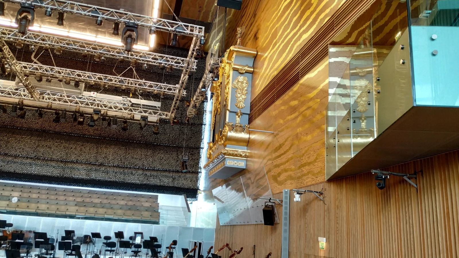 Suggia's right wall with decorative organ